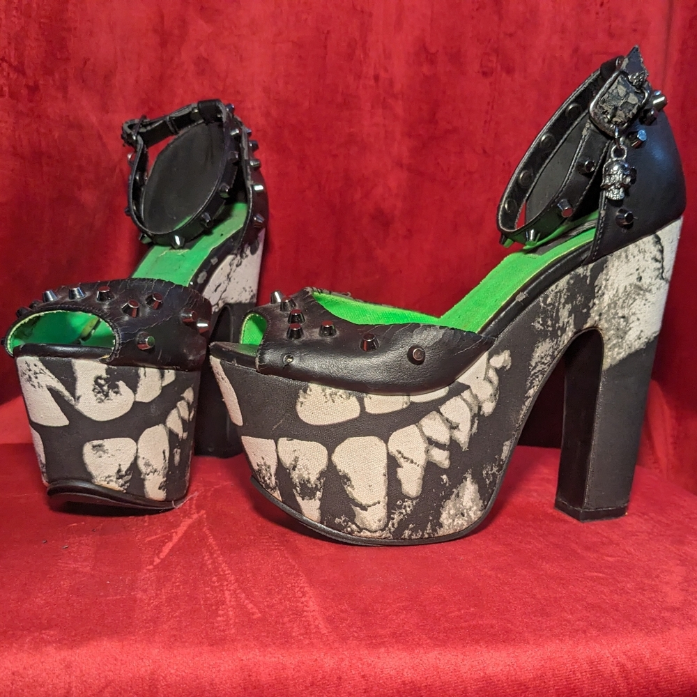 Iron Fist Loose Tooth studded chunky super platforms - size 8